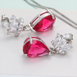 Parure de bijoux couronne élégante avec rubis rouges taille poire et collier argenté
