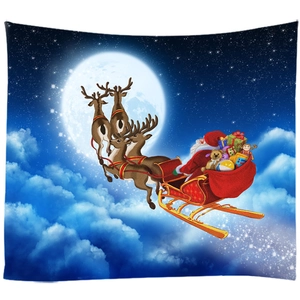 Kerst wandtapijt met de Kerstman op een rendierslee die voor de volle maan door de nacht vliegt