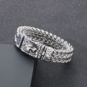 Gros plan détaillé de la tête de loup gravée sur le bracelet punk en acier inoxydable argenté