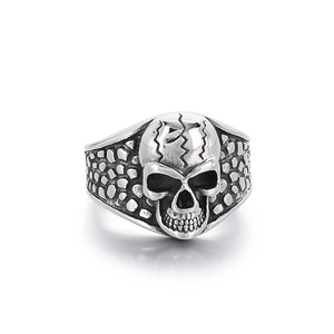 Vintage gothic skull ring in silver stainless steel with textured cracked detailing