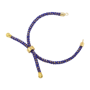 Detail eines verstellbaren blauen Textilarmbands mit 18K vergoldetem Schiebeverschluss