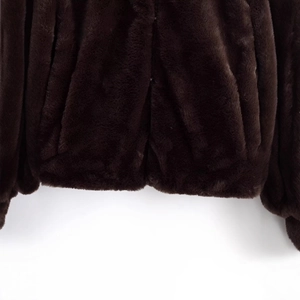 Dunkelbraune Kunstpelzjacke für Damen mit hochwertiger weicher Textur und warmem Finish