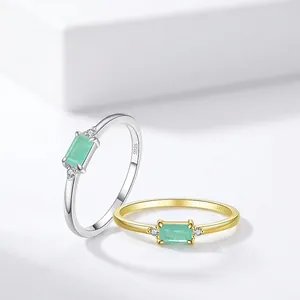 Elegante anello in argento 925 con gemma verde rettangolare e piccoli diamanti