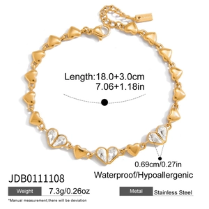 Détail du bracelet à maillons cœur en acier doré avec des pierres de zircone cubique