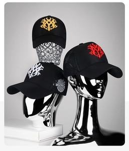 Detailansicht von drei schwarzen Trucker-Caps mit bunten Stickereien auf kreativen Metallköpfen