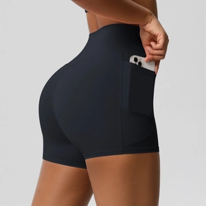 Vue détaillée du short de yoga taille haute avec une poche latérale pour smartphone
