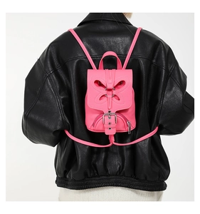 Mini sac à dos rose avec découpe papillon et anneau métallique porté par un modèle