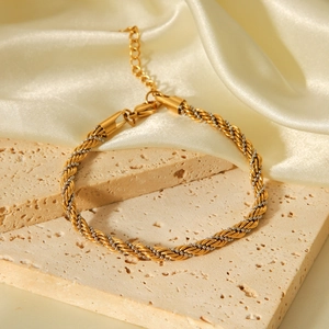 Bracelet de cheville torsadé bicolore or et argent en acier inoxydable sur socle en pierre