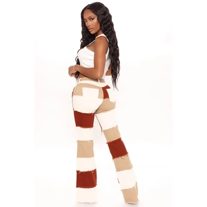 Detail von High-Waist-Patchwork-Jeans mit weiten Beinen in Weiß Beige und Braunrot