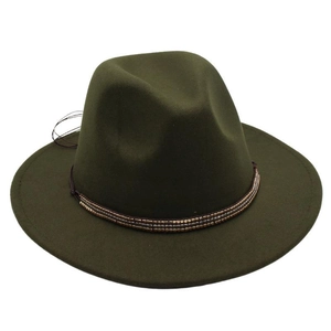 Détail d'un chapeau fedora en laine vert foncé avec un bandeau décoratif en perles
