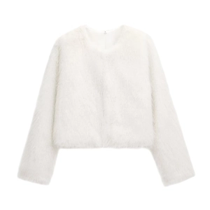 Détail de la texture en fausse fourrure blanche et de l'encolure ronde sur veste courte