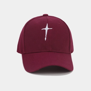 Detail of high-density cotton twill baseball cap with white embroidery in burgundy