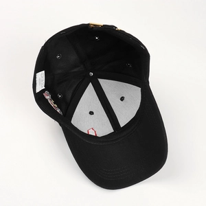 Detail des bestickten Löwen-Baseballcaps mit verstellbarer goldener Metallschnalle