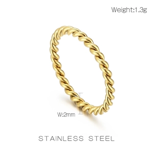 Macro detail of 2mm golden twisted rope ring in stainless steel with weight specs