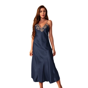 Camicia da notte lunga in raso blu navy con scollo a V in pizzo e spalline sottili