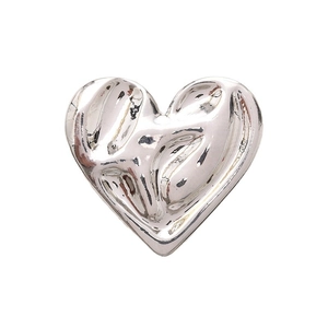 Accesorio de metal plateado en forma de corazón para móvil con acabado reflectante