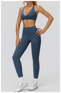 Dettaglio del set yoga blu scuro a vita alta con reggiseno sportivo e finitura opaca