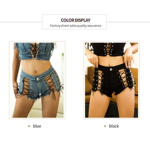 Detail van sexy low-waist denim shorts met veters aan de zijkant in blauw en zwart
