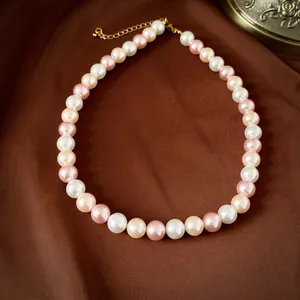 Collier de perles vintage français multicolores sur un fond en velours marron
