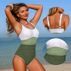 Maillot de bain une pièce tricolore vert et blanc avec bord festonné et ventre froncé