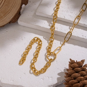 Collier élégant à maillons géométriques dorés sur fond minimaliste pour femmes