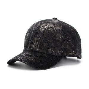 Dettaglio cappello nero con motivi di foglie di felce grigio scuro e visiera strutturata
