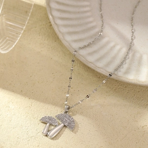 Collier pendentif champignon en argent avec zircons brillants sur fond texturé