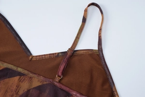 Détail de boucle réglable en métal sur fine bretelle avec tissu en maille marron fleuri