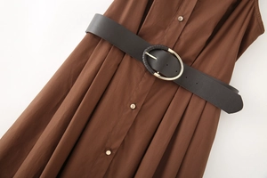 Detail von V-Ausschnitt Midi-Kleid mit braunem Stoff und schwarzem breitem Ledergürtel