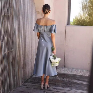 Robe midi élégante en satin bleu gris à épaules dénudées avec taille cintrée pour l'été