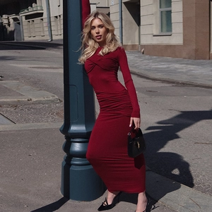 Robe longue rouge à manches longues avec nœud torsadé et détails drapés moulants