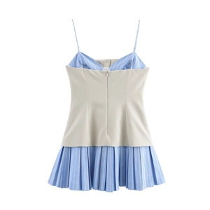 Vestido plisado de popelina beige con rayas azules y tirantes finos para el verano
