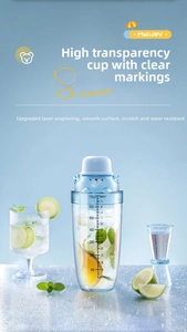 Close-up of 700ml clear shaker cup with bear-shaped lid and laser-etched scale