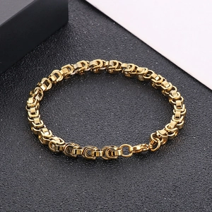 Détail d'un bracelet byzantin doré en acier inoxydable pour homme, vue rapprochée