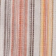 Macro di strisce arcobaleno verticali e tessuto di cotone e lino strutturato su gilet senza maniche