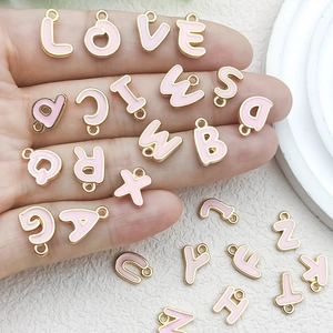 Set di ciondoli a lettera in smalto rosa e oro per gioielli fai da te e bracciali