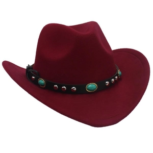 Détail d'un chapeau de cowboy bordeaux avec rivets turquoise sur bande en cuir noir
