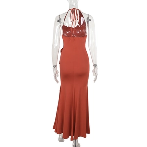Detalle del vestido halter rojo óxido con espalda descubierta y elegantes lazos traseros