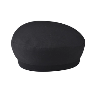 Dettaglio della trama nera e delle cuciture precise su questo berretto militare in stile vintage