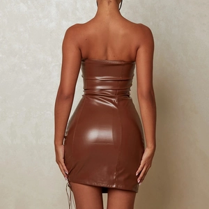 Mini abito aderente a fascia in pelle PU marrone con vista posteriore slim fit