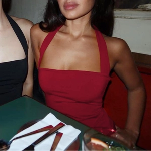 Vue détaillée de la texture de la robe dos nu rouge dans un décor de restaurant
