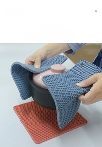 Detailed view of honeycomb silicone mat used as heat-resistant grip for hot kitchen cookware