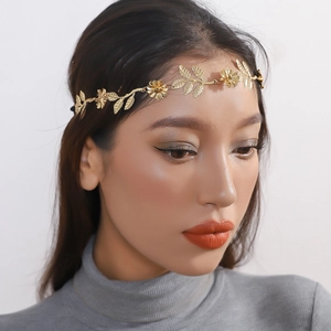 Eleganter Haarreif aus goldenem Metall mit Blättern und Blumen im Barock-Kristall-Design