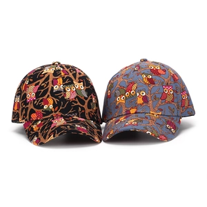 Vue détaillée de deux casquettes de baseball à motif de hibou coloré pour femmes