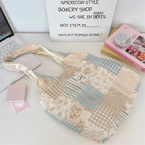 Detail der floralen Patchwork-Tasche mit Sozakka-Etikett auf strukturiertem Baumwollstoff