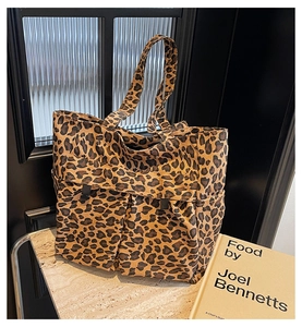 Detail der Canvas-Tragetasche mit Leopardenmuster, Vordertaschen und praktischem Griff
