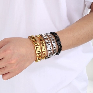 Gros plan de bracelets cubains hip hop pour hommes en finitions or, argent et noir