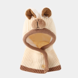 Dettaglio del cappuccio a maglia per neonati con fodera in peluche e bottoni