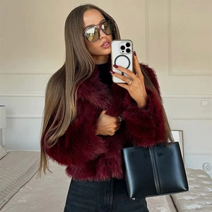 Veste chic en fausse fourrure bordeaux avec col à revers et texture moelleuse