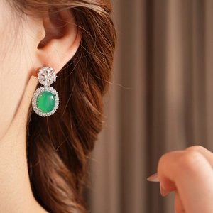 Détails de boucles d'oreilles vintage en argent avec gemme verte et clous en zircon